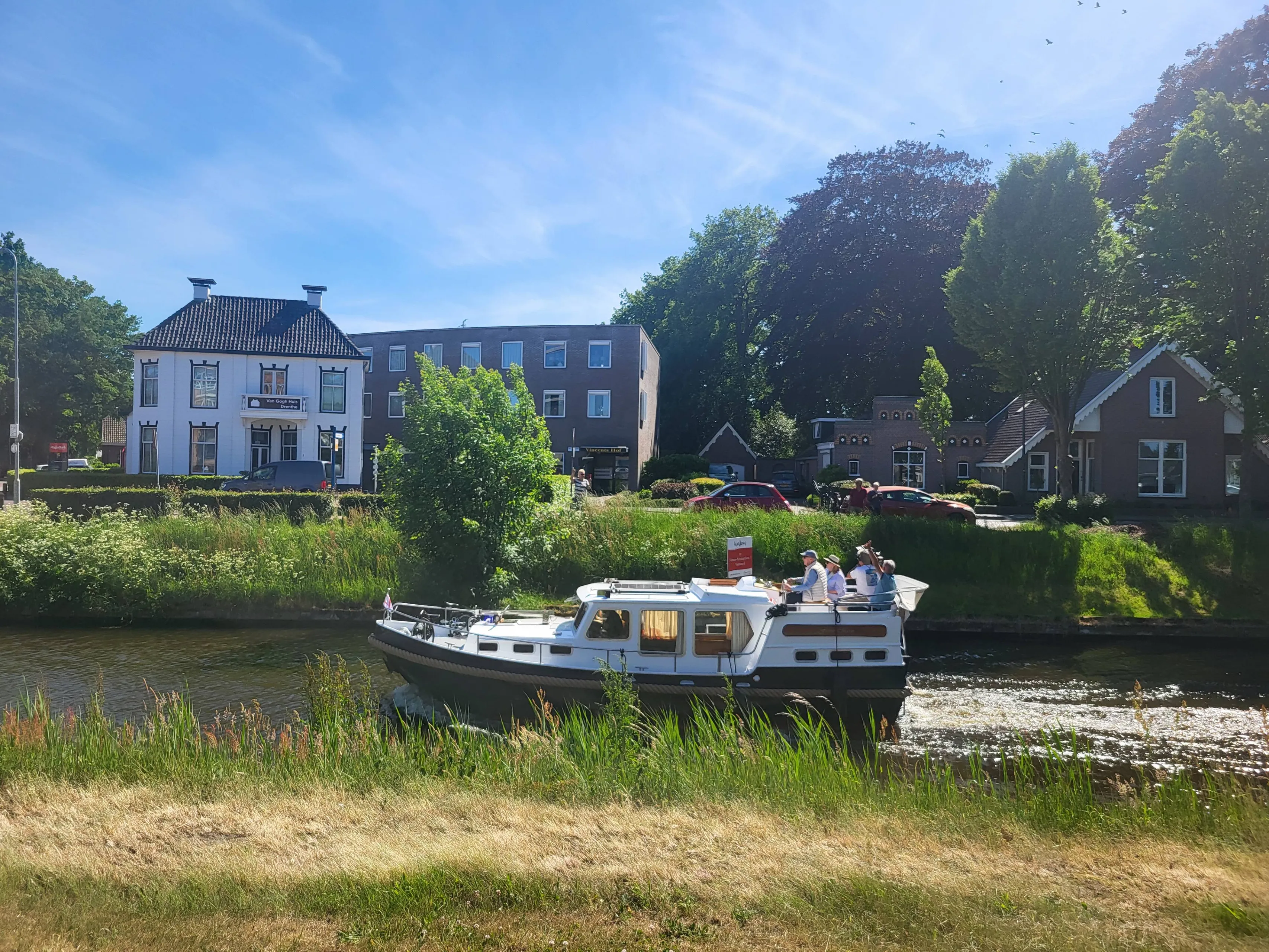 Janny, André en Nhaan voor het Van Gogh Huis