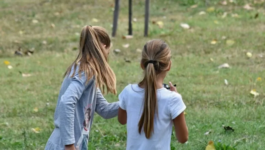 2019-09-13-10-46-26-1200x800-samen-spelen-kinderen-buiten-915x518-cc0-publiek