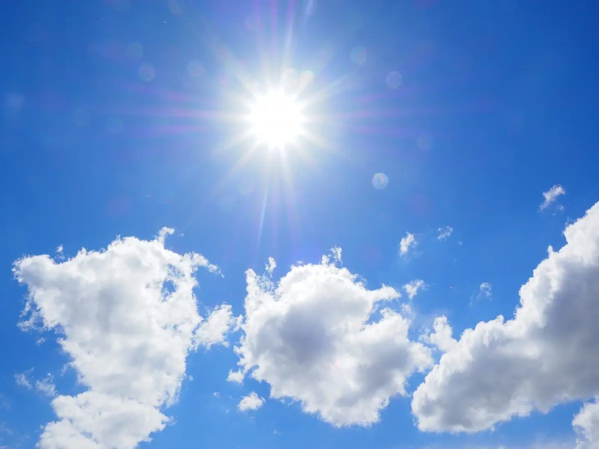 clouds-sky-blue-white-summer-day-sunny-day-sunny-sun-833927jpgd-zon