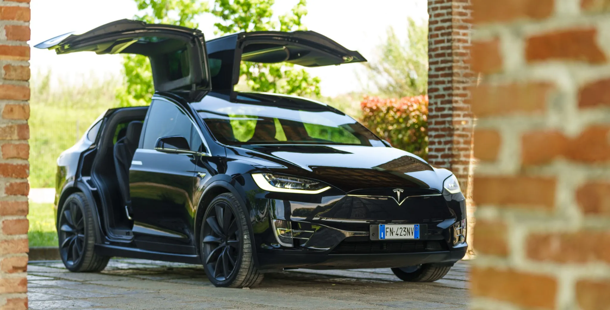tesla model x nera con le porte falcon wings aperte