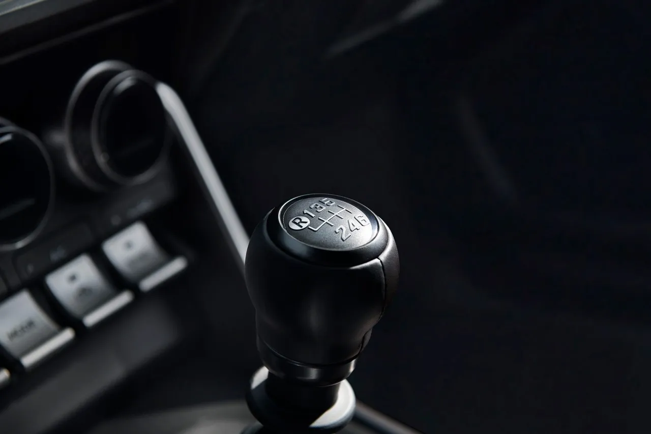 subaru brz 2021 cambio manuale interno su sfondo scuro