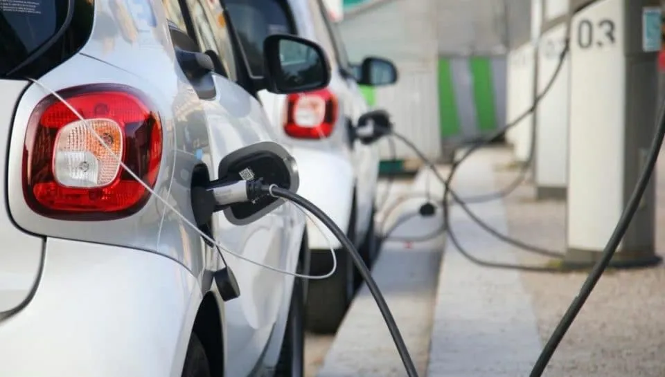 ricarica auto elettriche due smart in ricarica preso le colonnine pubbliche