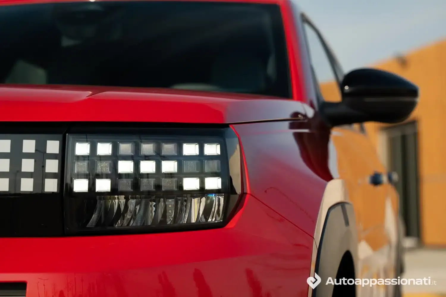 fiat grande panda elettrica di colore rosso ripresa stretta del frontale