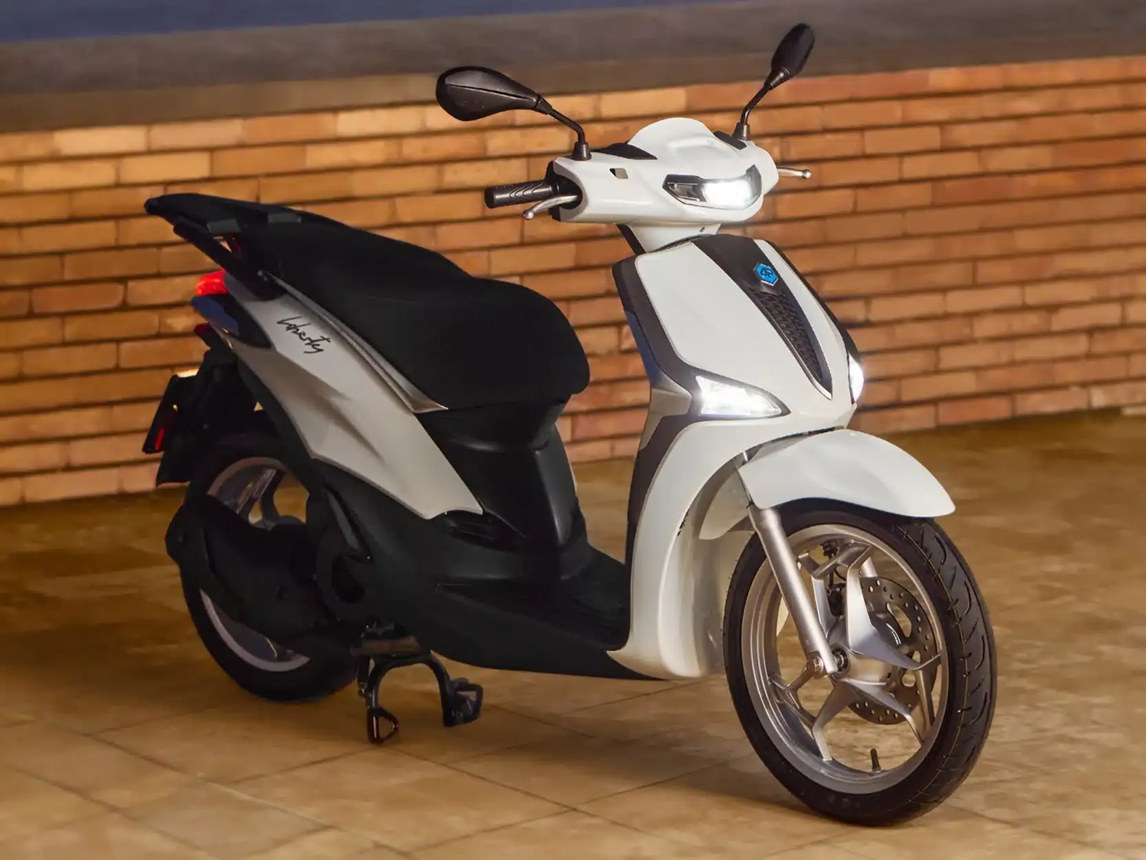01 piaggio liberty 125 bianco luna