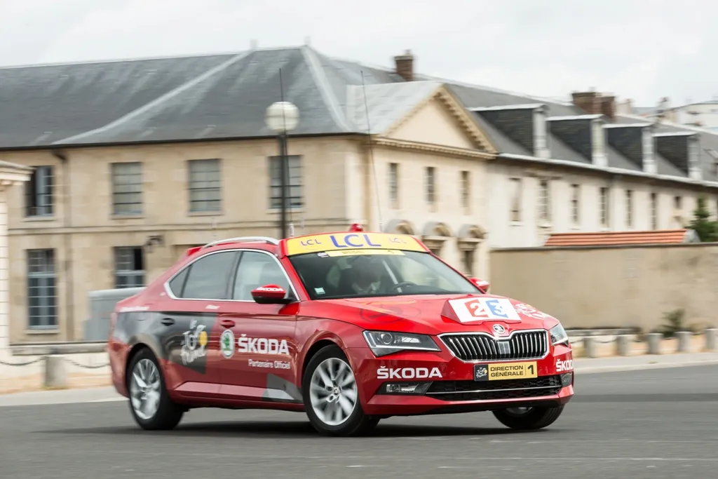150623 new skoda superb is red car in tour de france 2015 2 1