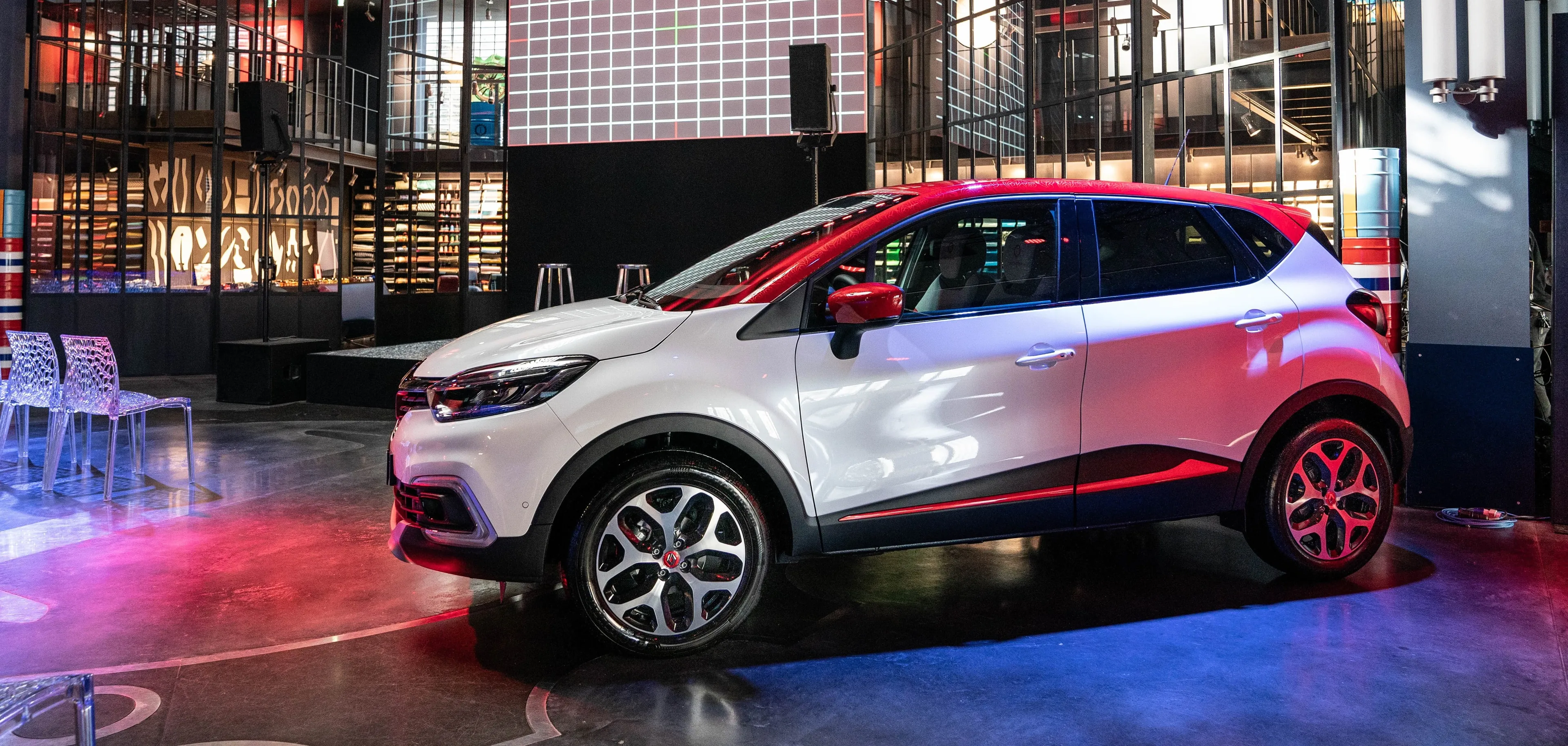 21218001 cs renault garage italia e facebook insieme a bordo fra tradizione e