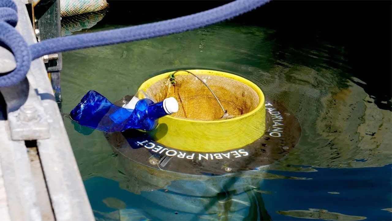 250080 seabin in mare