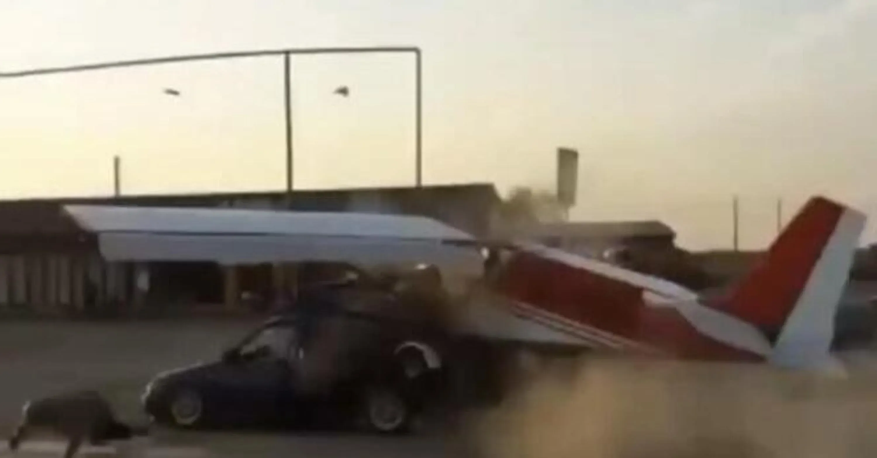 aereo si schianta con auto