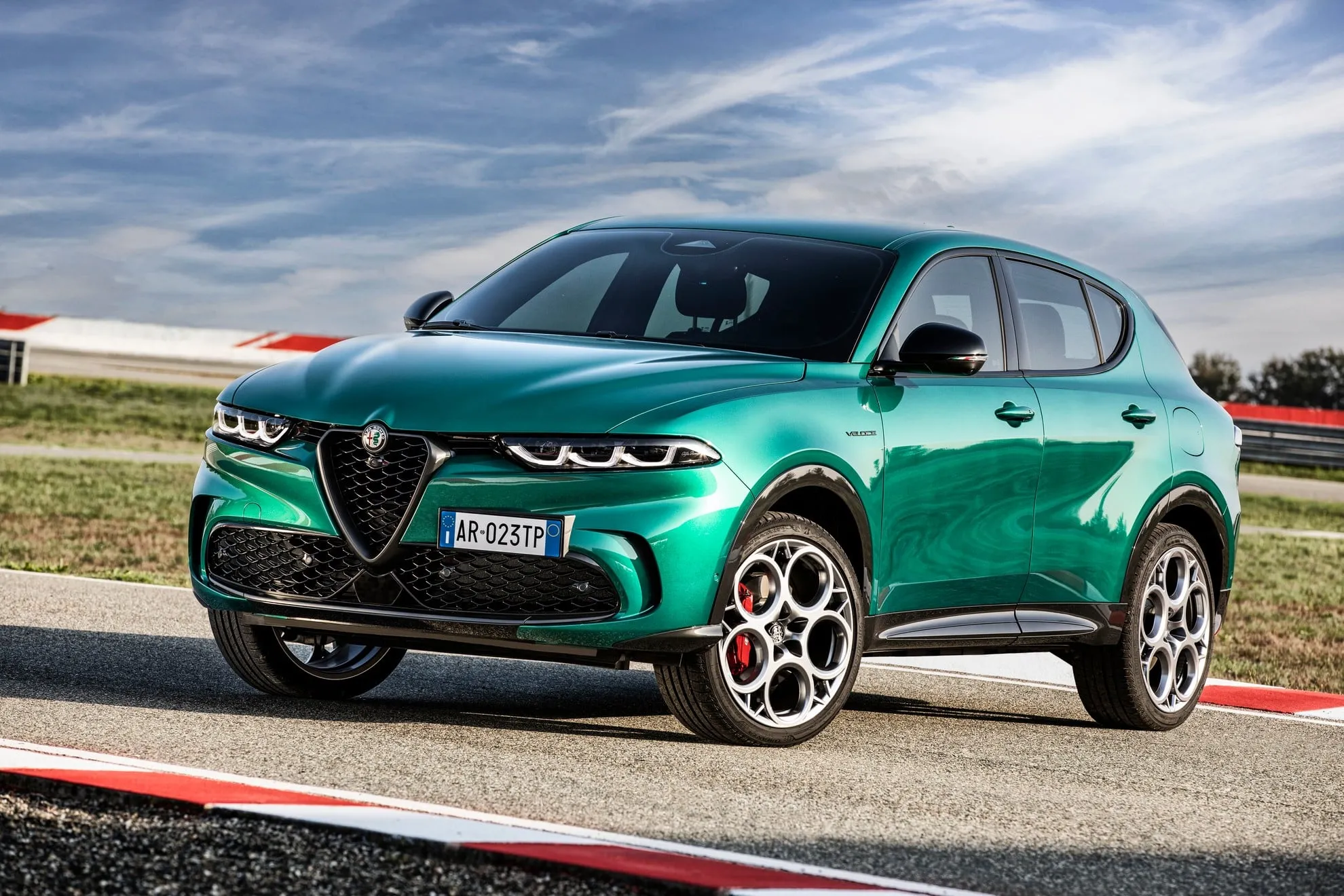 alfa romeo tonale plug in hybrid q4 static 4