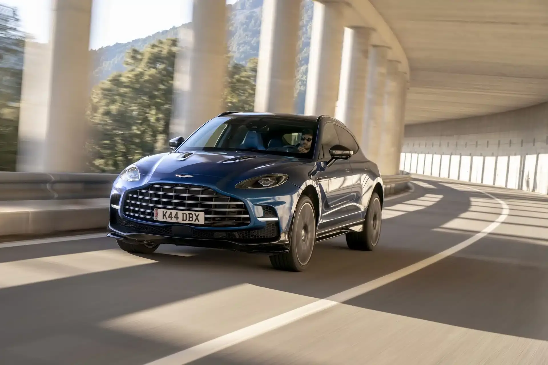 aston martin dbx 707