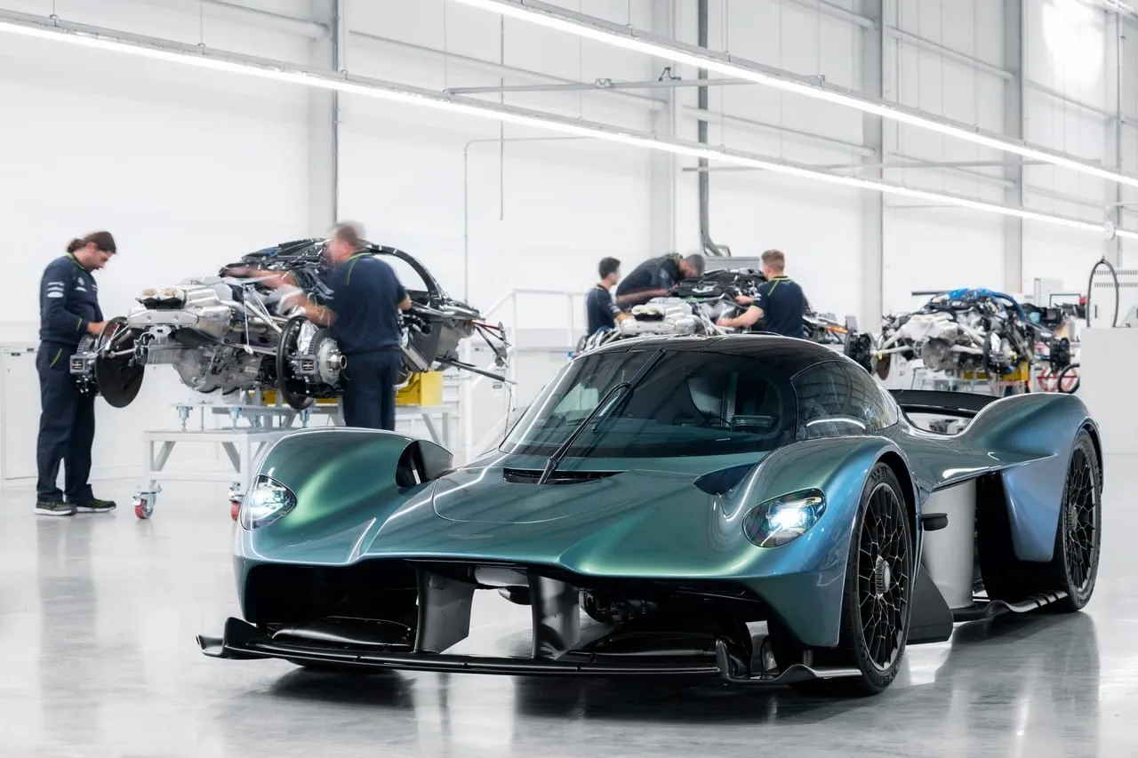 aston martin valkyrie 01