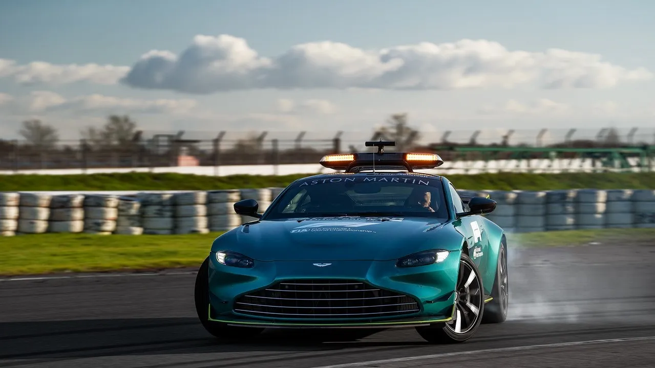 aston martin vantageofficial safety car of formula one03 1
