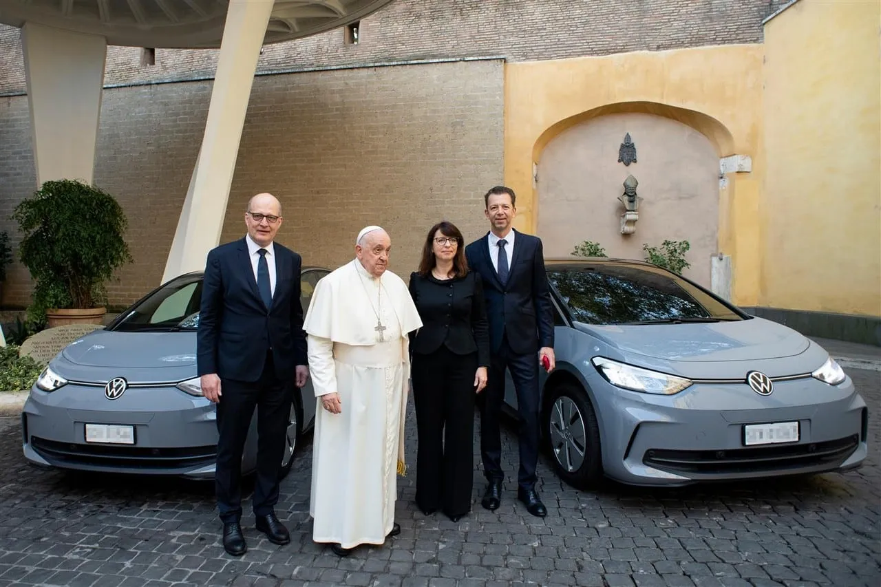 auto elettrica papa francesco