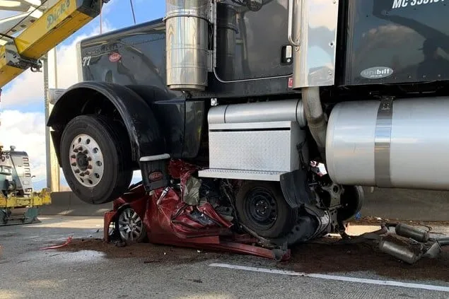 camion schiaccia auto