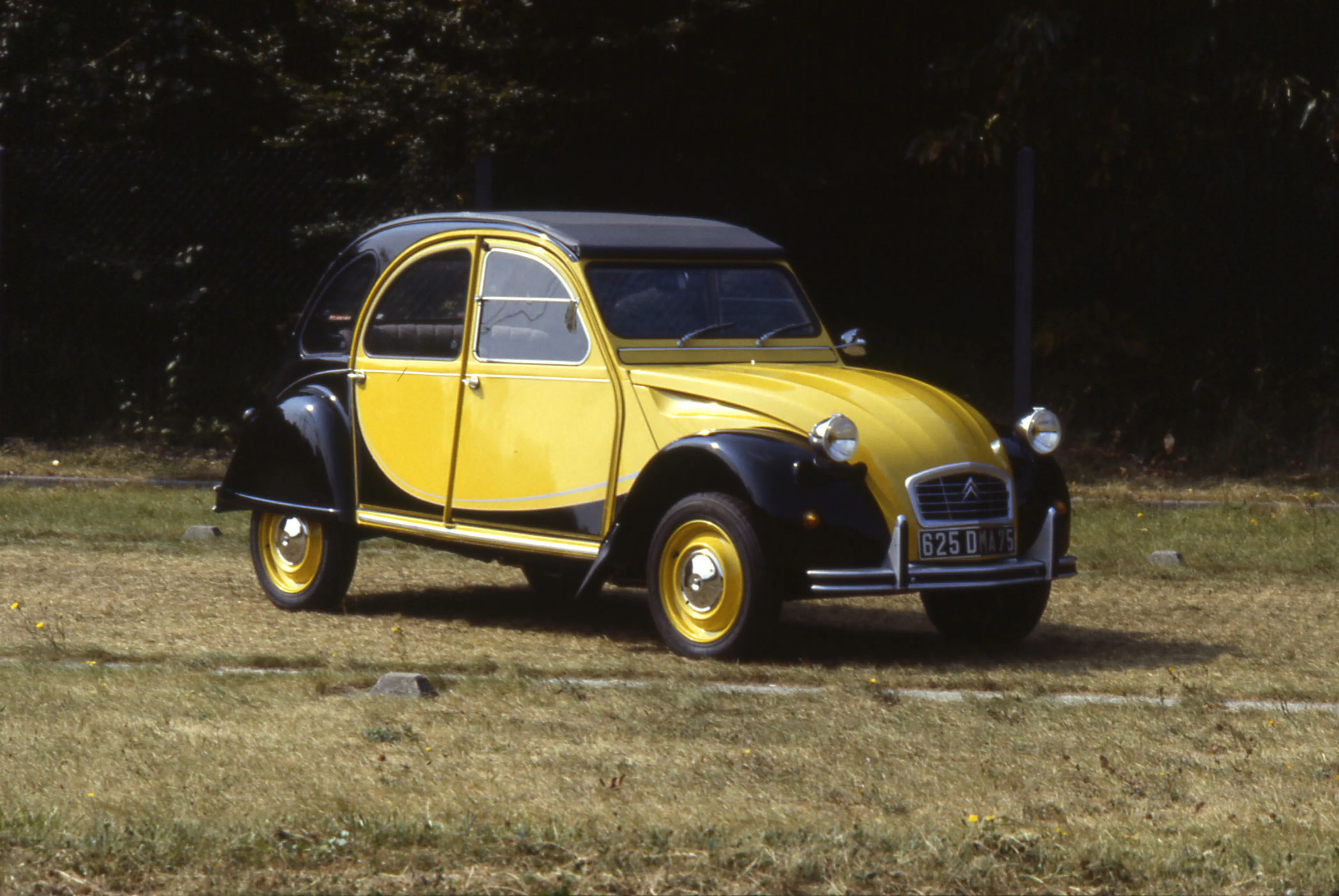 citroen 2cv charleston 8219217 copyright guyot et vivier