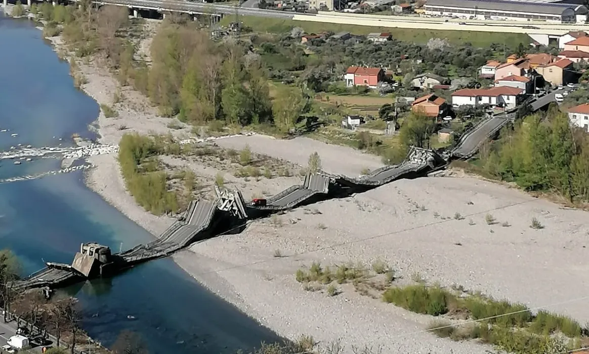 crollo ponte fiume magra