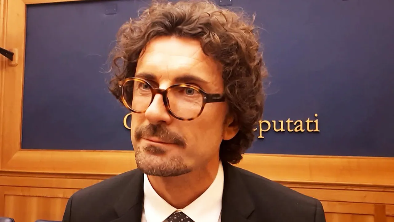 danilo toninelli ministro delle infrastrutture e dei trasporti al salone auto torino parco valentino