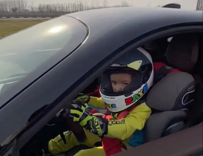 ferrari sf90 stadale pilota 3 anni