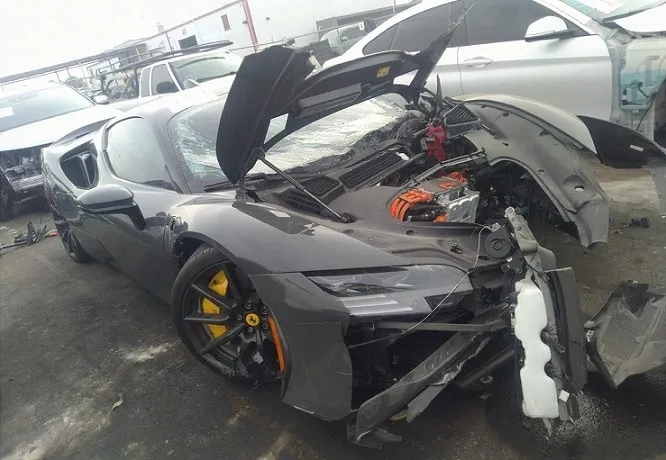 ferrari sf90 stradale distrutta in vendita