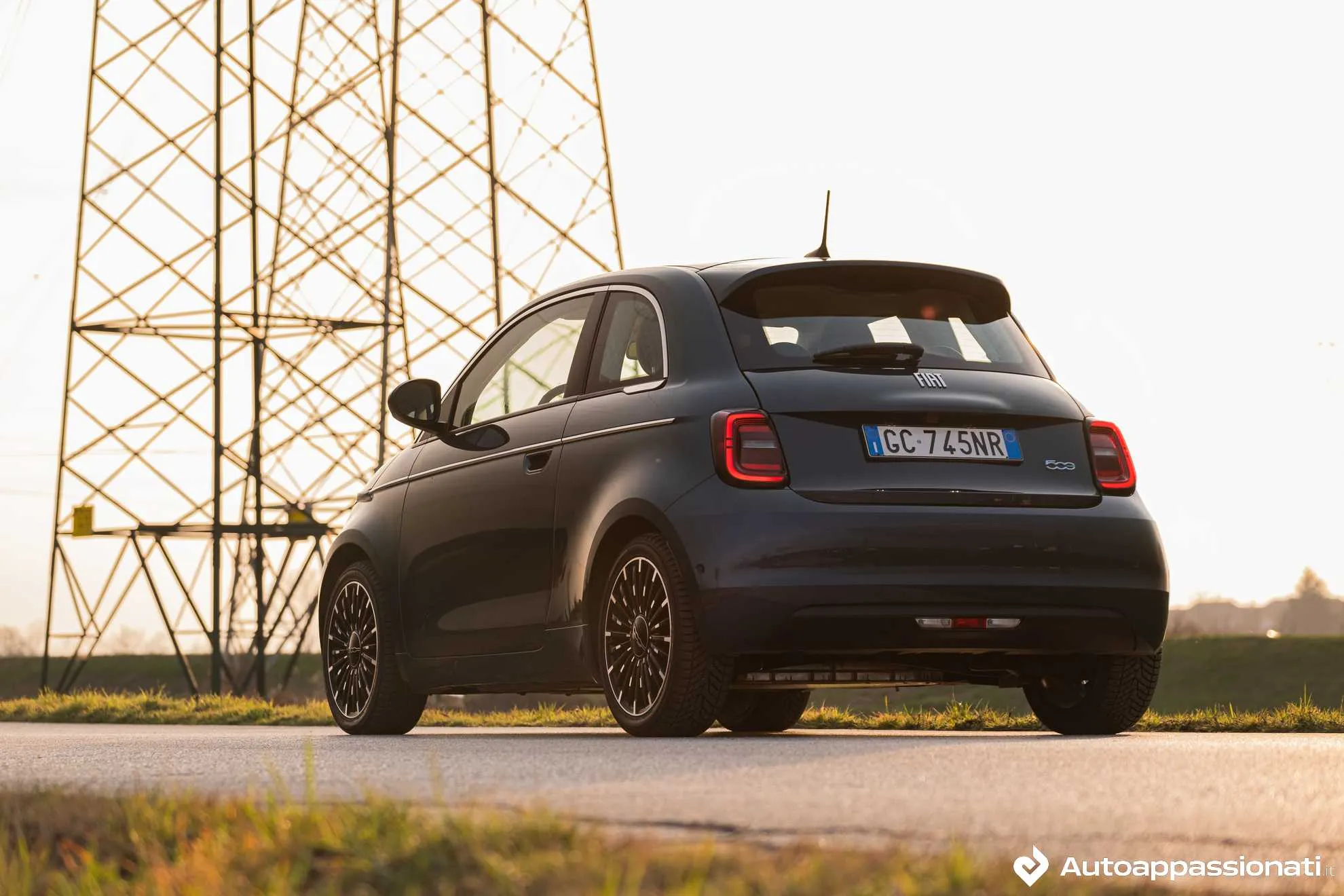 fiat 500 elettrica laterale posteriore