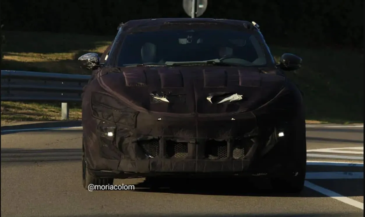 foto spia suv ferrari