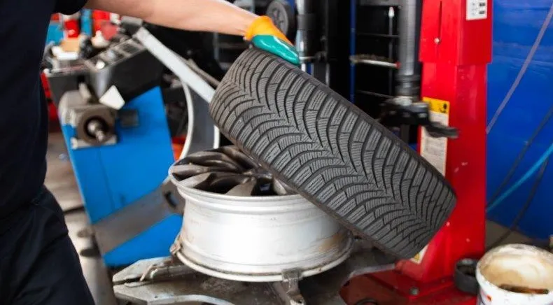 gommista al lavoro 2