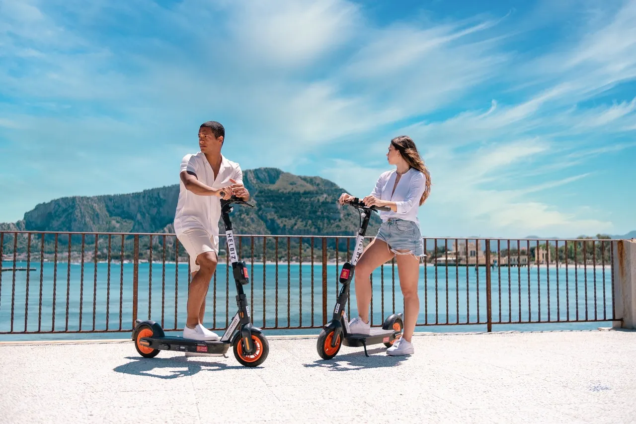 helbiz in prima linea per lambiente contribuisce alla salvaguardia dellincantevole spiaggia di mondello