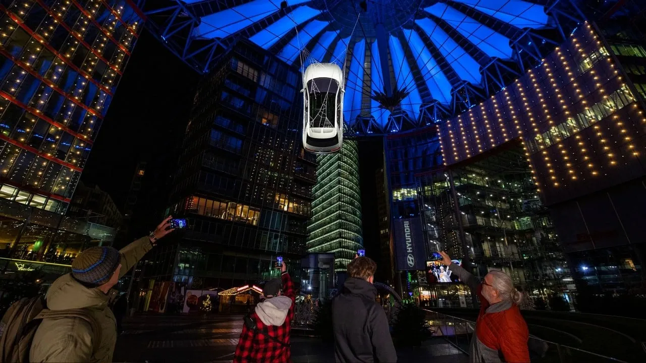 hyundai ioniq 5 spider man stunt berlin 01