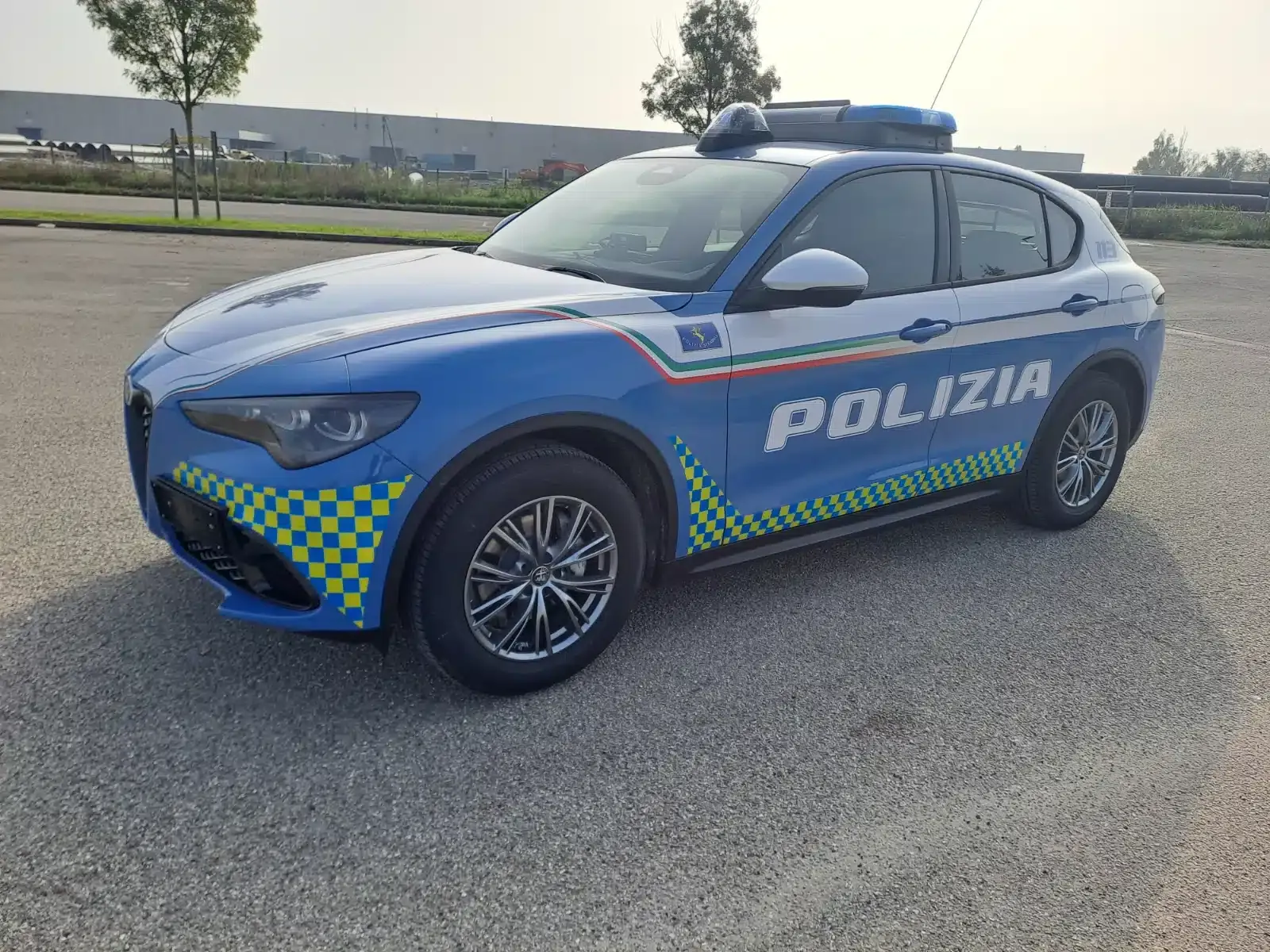ilcentauroalatodellapoliziastradalespiccasualfaromeostelvio