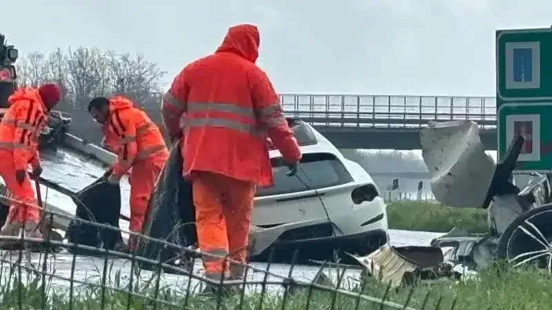 incidente ferrari carbonizzata