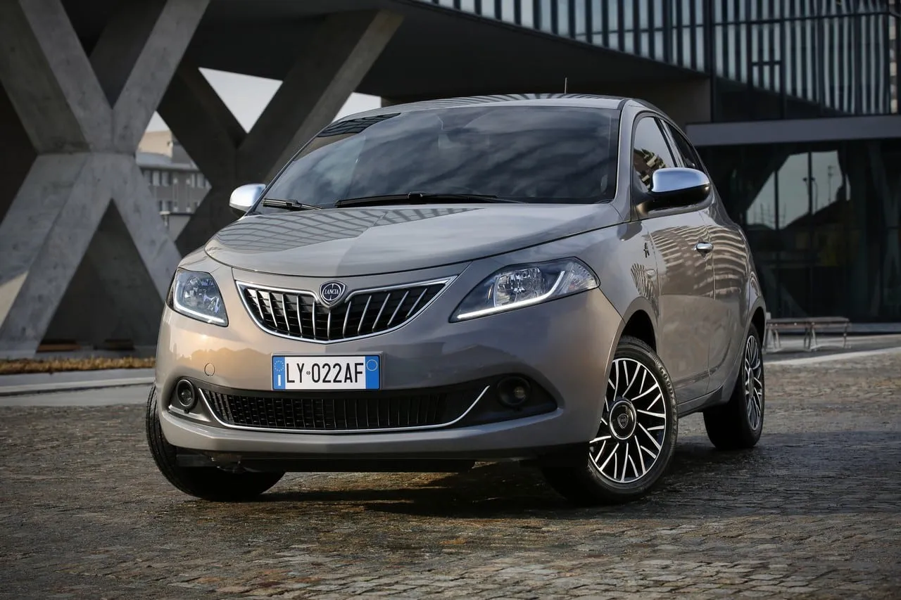 lancia ypsilon alberta ferretti 3 4 anteriore