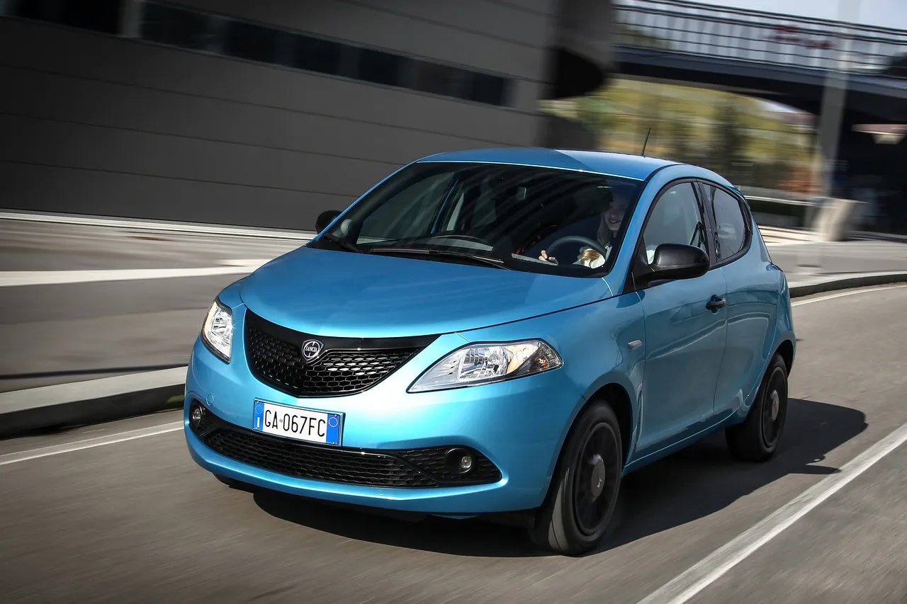 lancia ypsilon hybrid ecochic 13