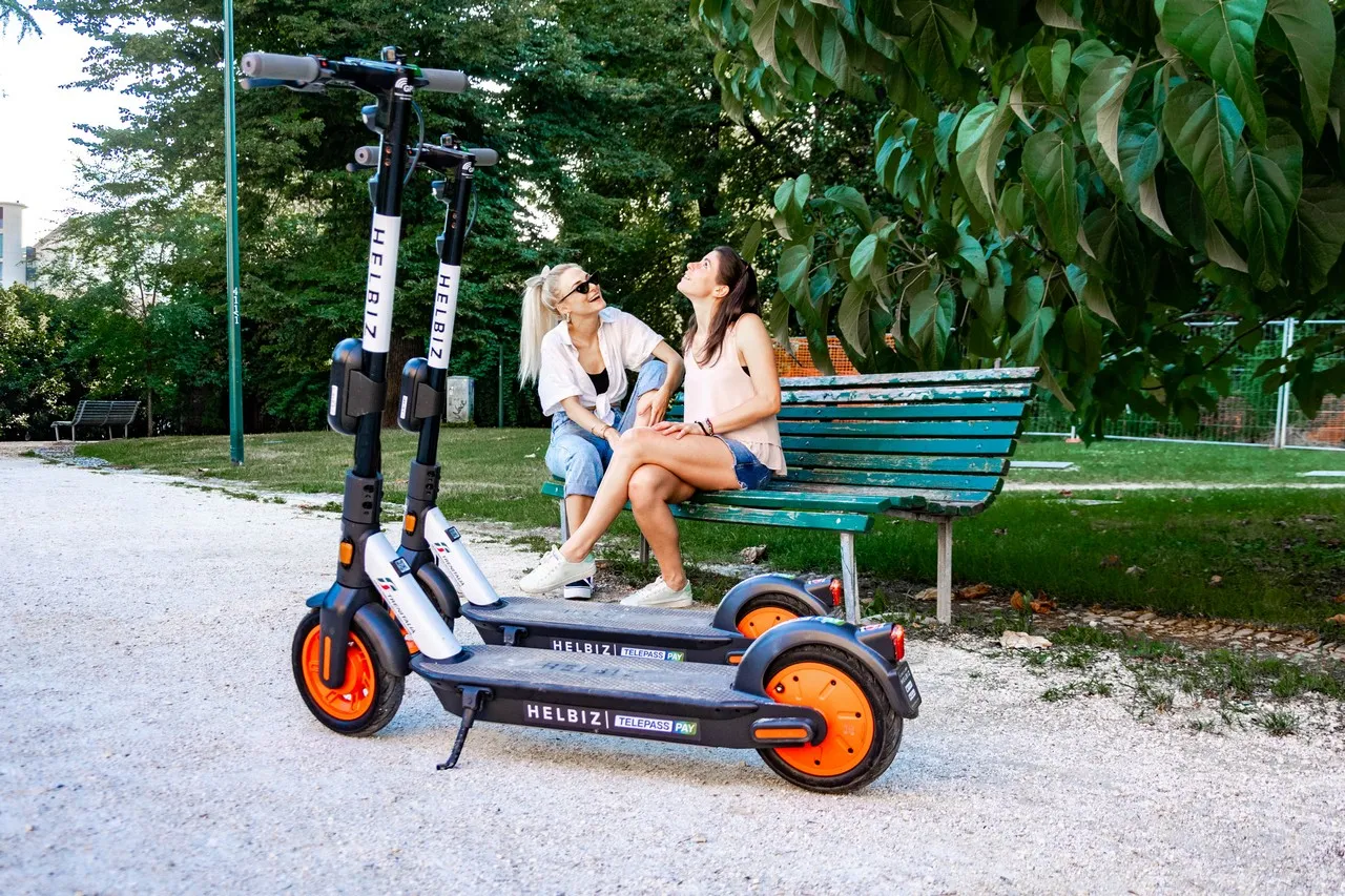 li cycle e helbiz annunciano la loro partnership per il riciclo delle ba