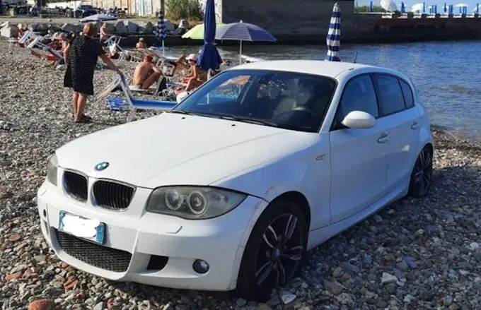 livorno auto parcheggiata in spiaggia