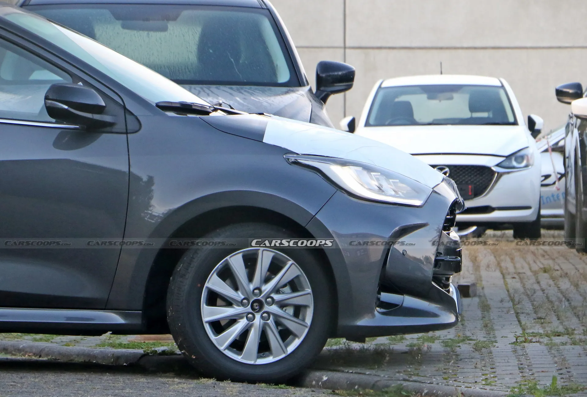 mazda2 2023 confronto con precedente generazione