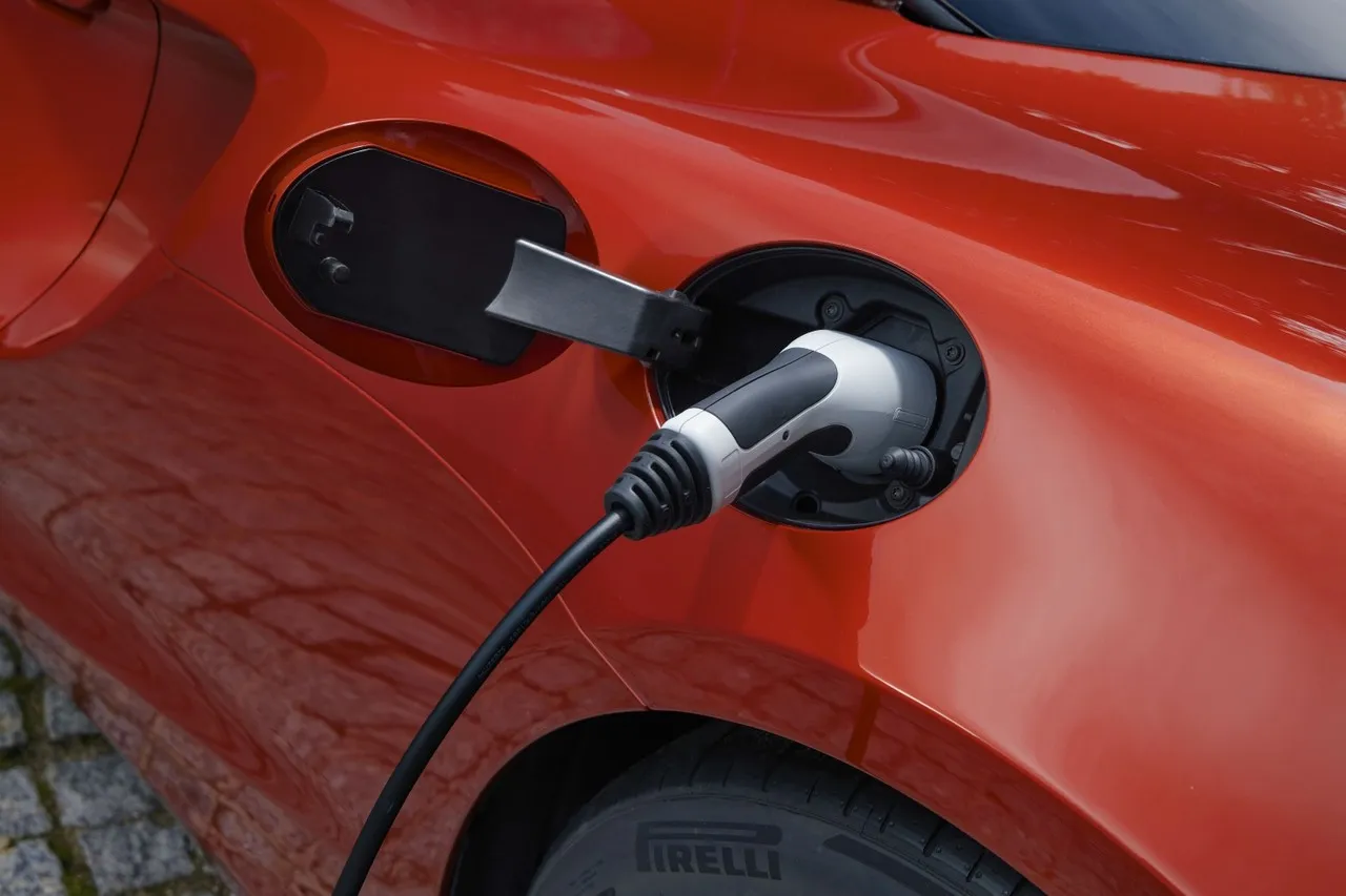 mclaren artura ibrida plug in