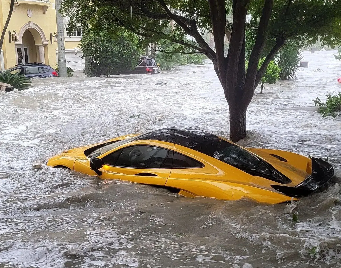 mclaren p1 travolta uragano florida