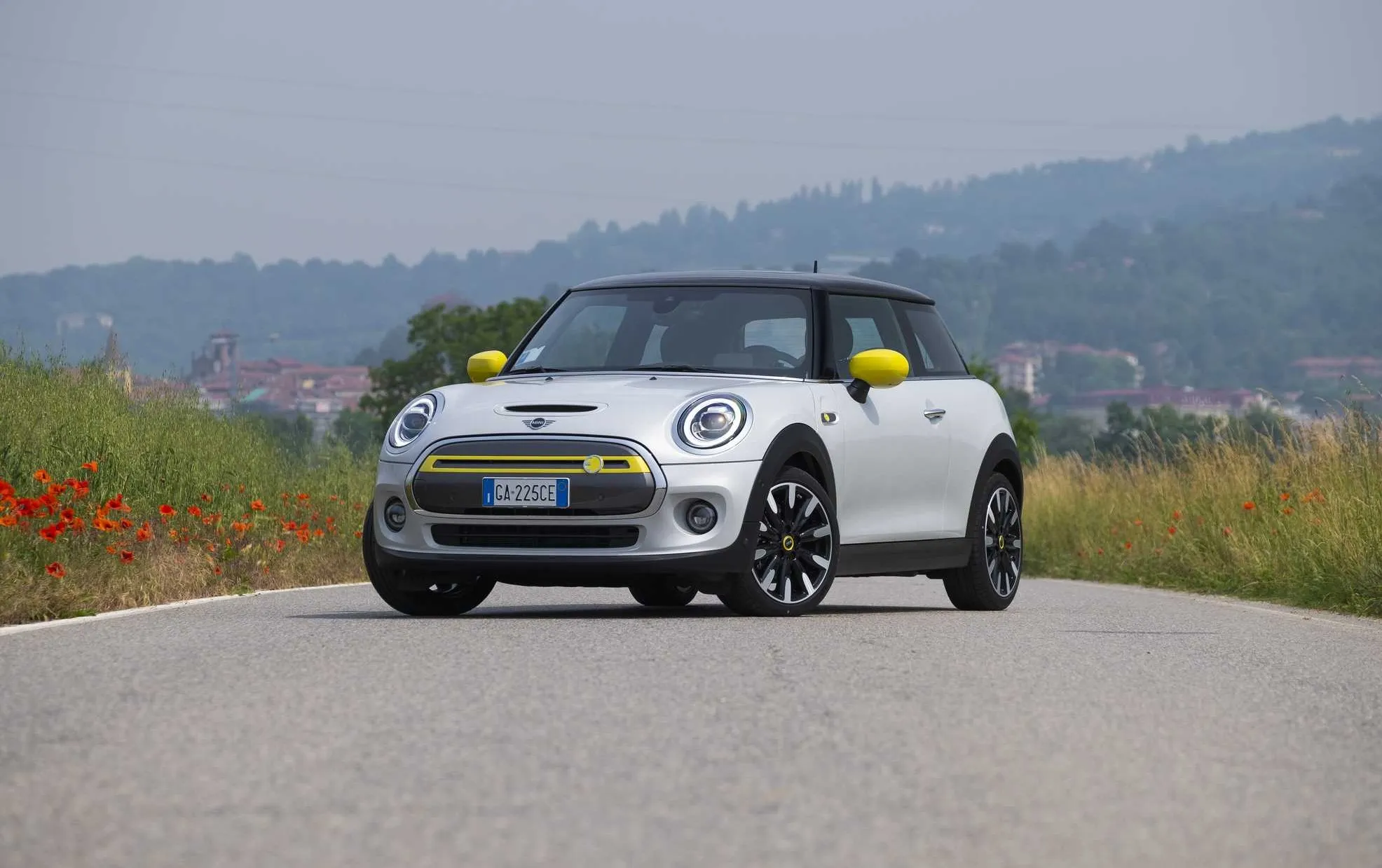 mini cooper se tre quarti