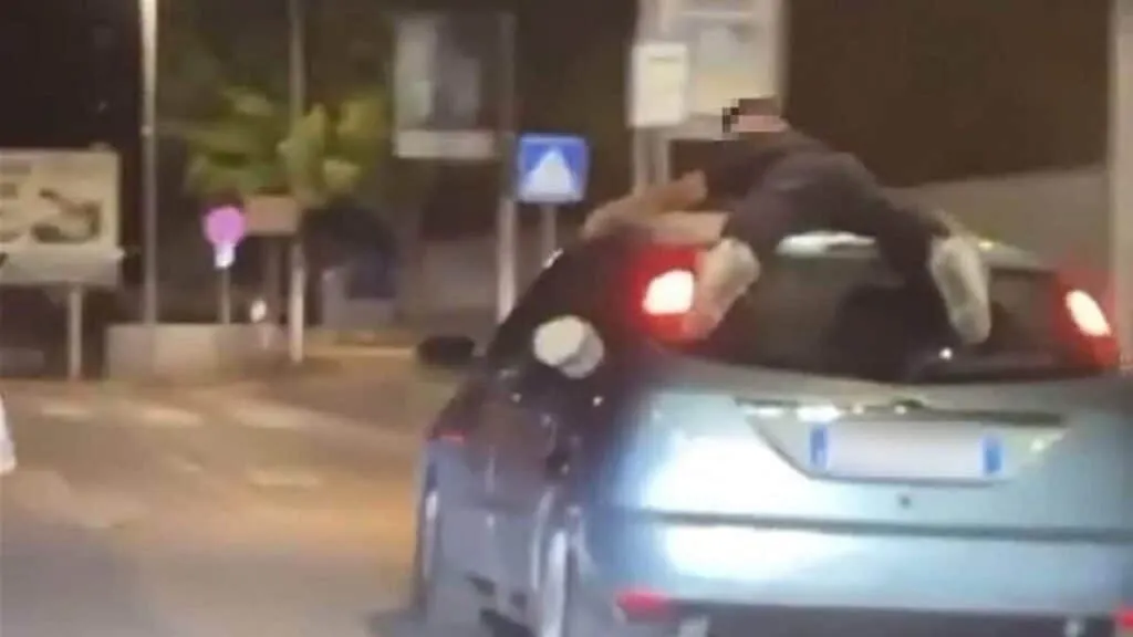 napoli ragazzo sul tetto car surfing