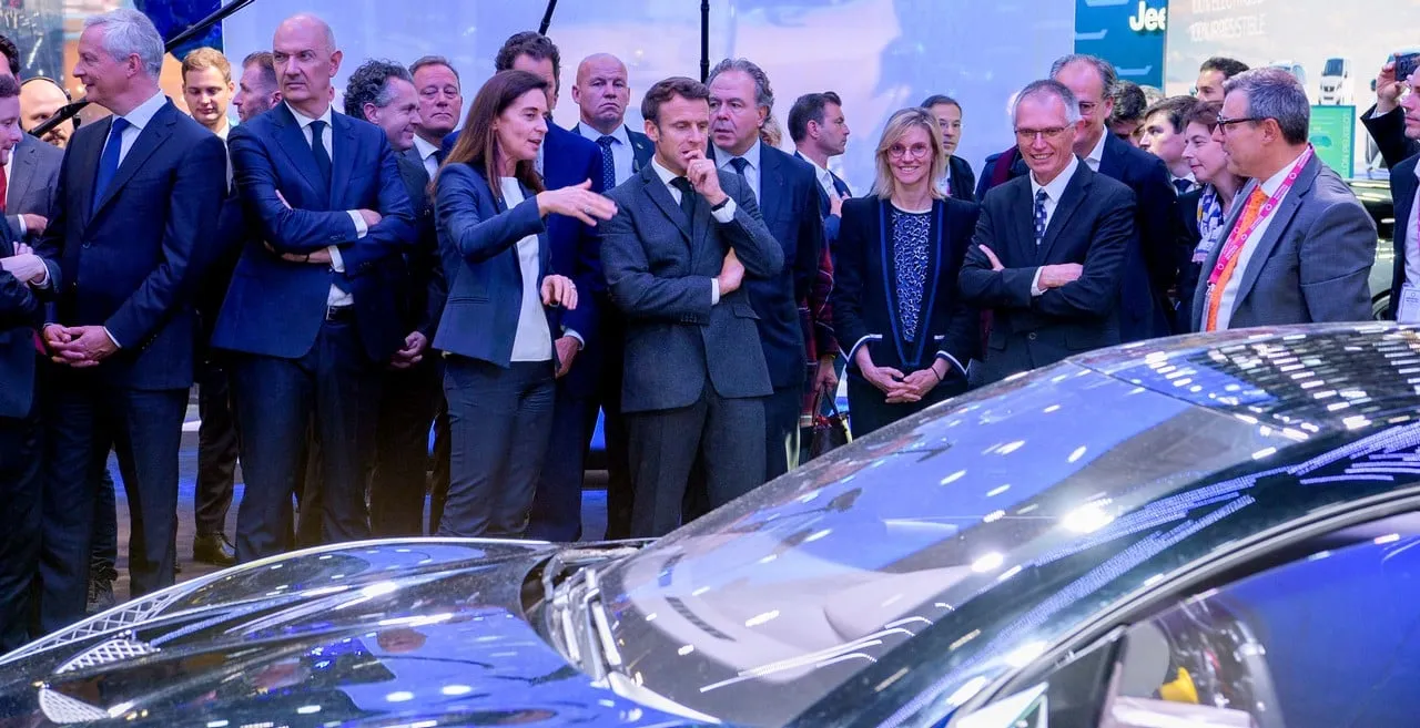 oct172022parismotorshowdsautomobilesceobeatricefoucherpresidentofthefrenchrepublicemmanuelmacronandstellantisceocarlostavares 634d78da9f0d1 634d798798b81