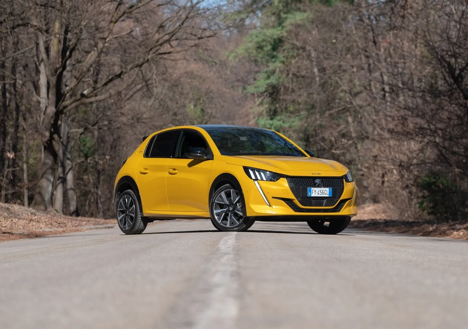 peugeot 208 gt line giallo faro