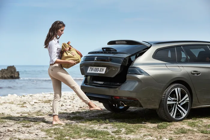 peugeot 3008 5008 e 508 con hands free system il piu facile accesso allo spazio 1