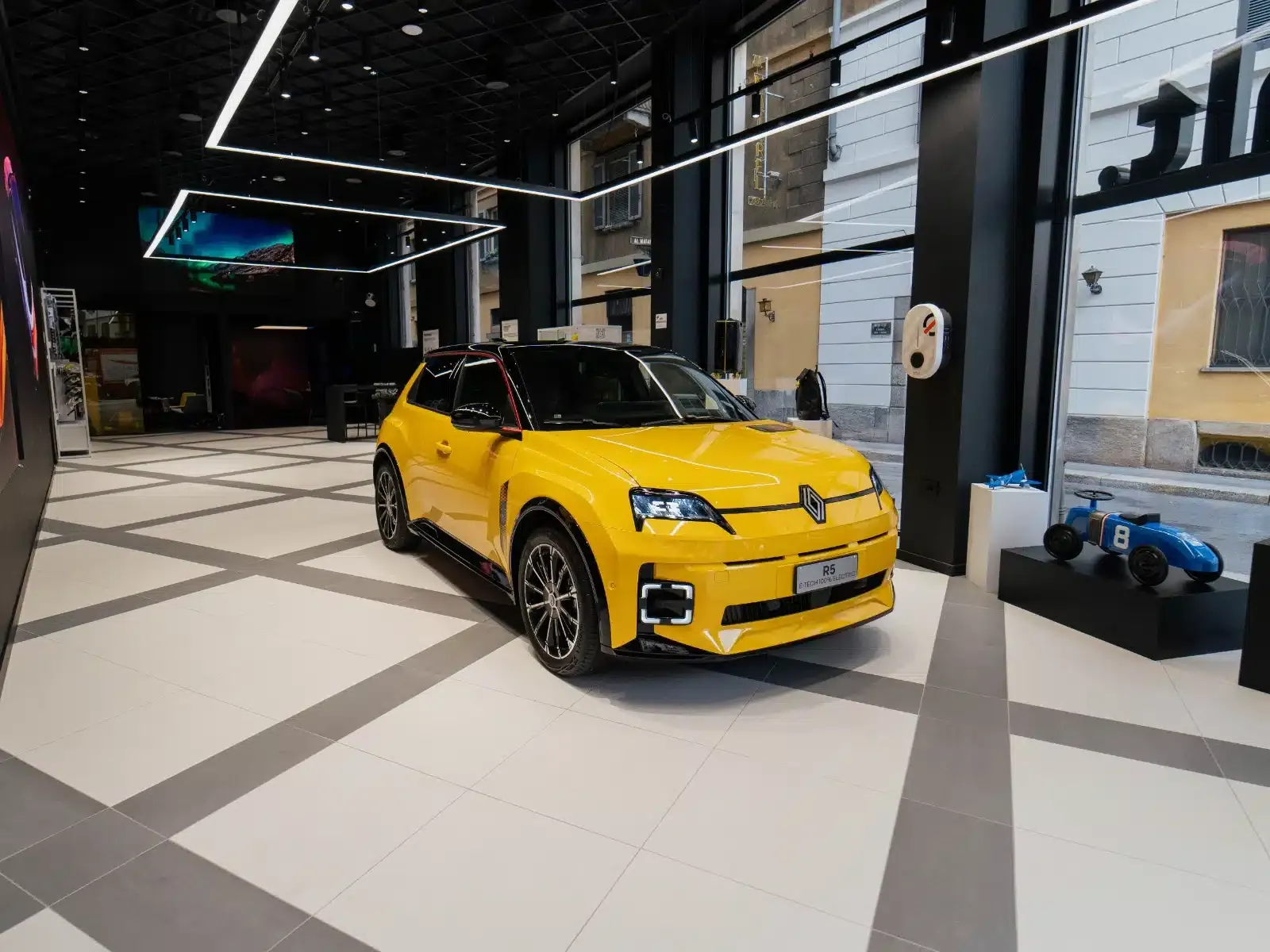 renault inaugura a milano il primo rnlta italiano e presenta lesclusiva collaborazione con agcds per il lancio delliconica r5