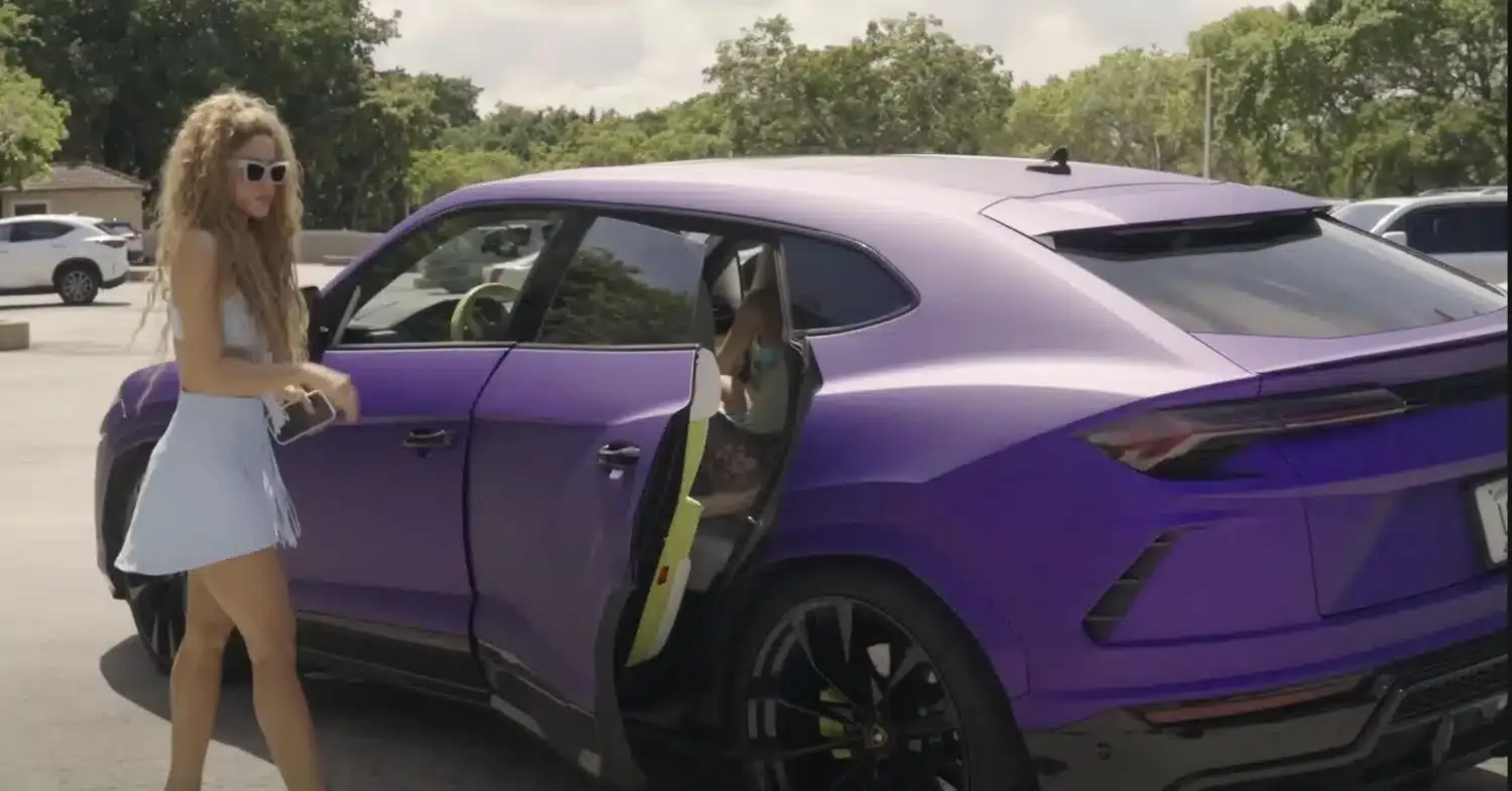 shakira shakira regala la sua lamborghini urus s 1