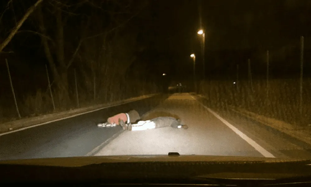 si sdraiano sulla casilina in piena notte per un selfie ricercati 5 ragazzini