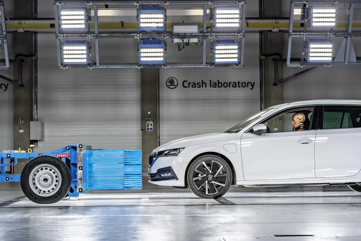skoda auto crash lab