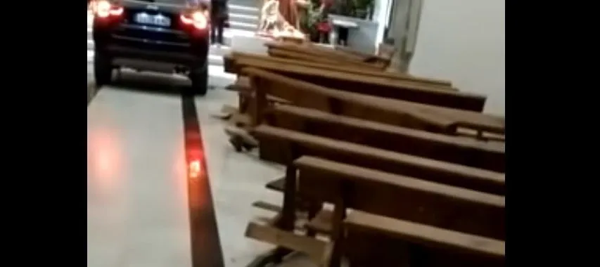 suv entra in chiesa