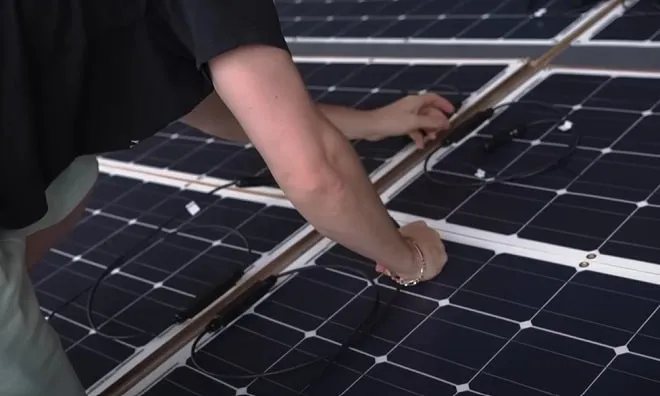 tesla con rimorchio con pannelli solari 2