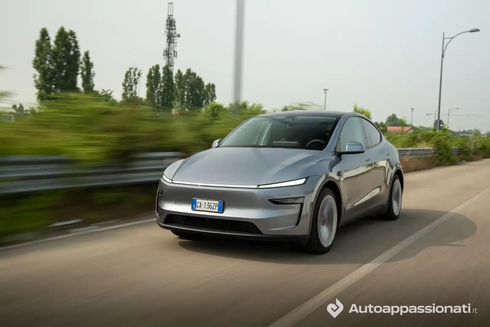 tesla model y 2025 04