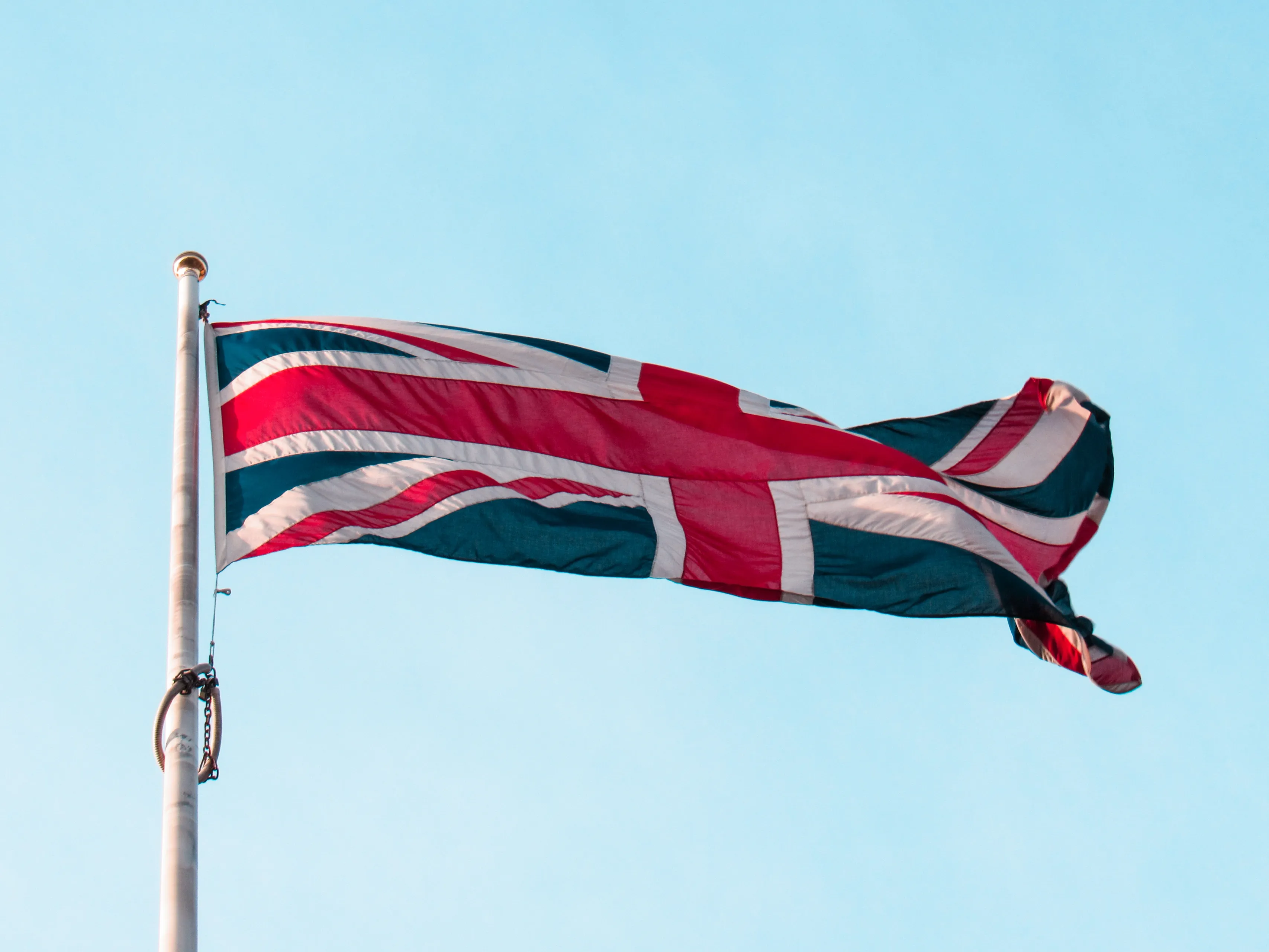 the enghlish flag during a very sunny day 2023 11 27 05 29 28 utc